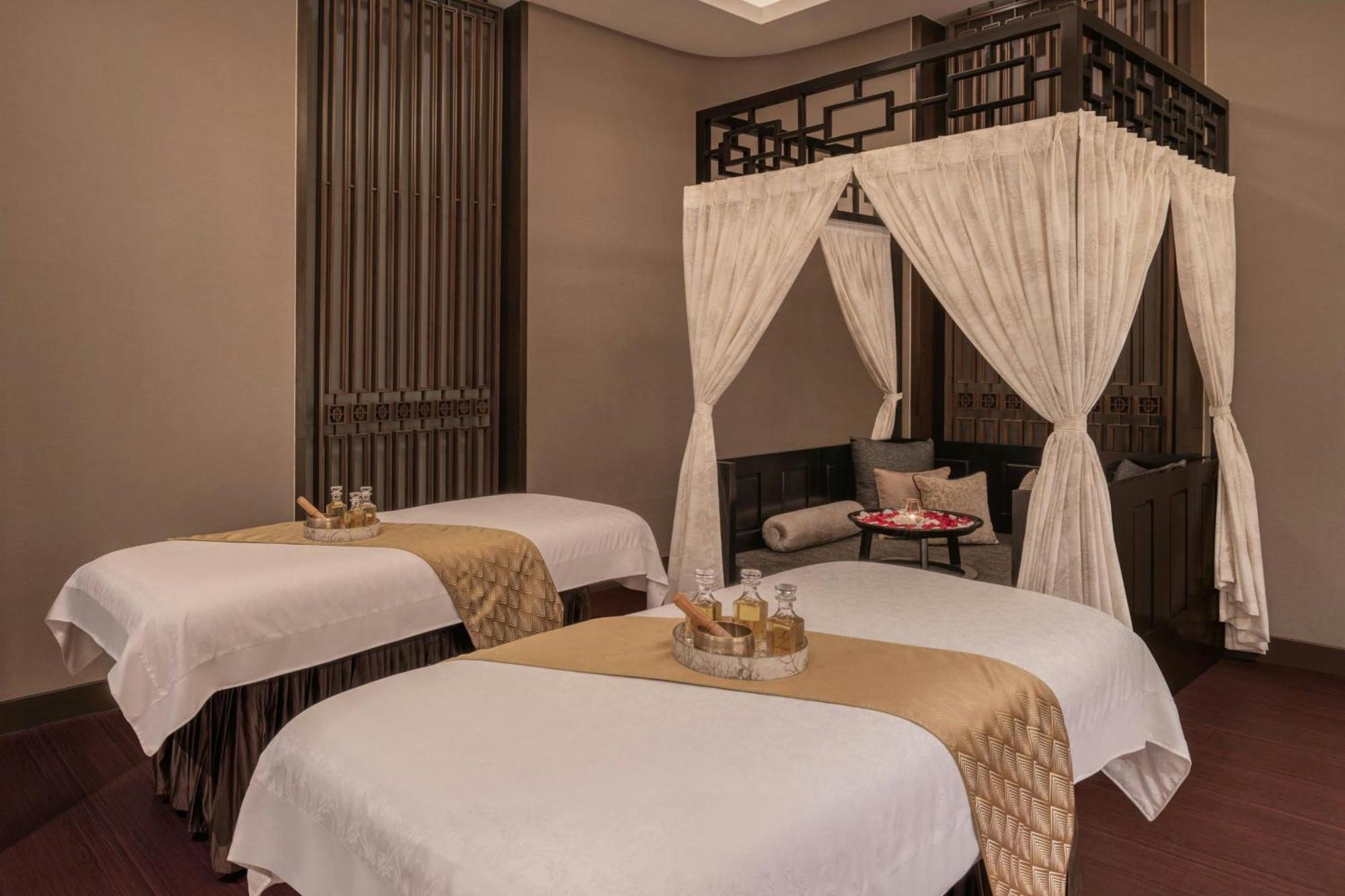 Hotel The St. Regis Bombaj Zewnętrze zdjęcie A spa treatment room at the Royal Spa